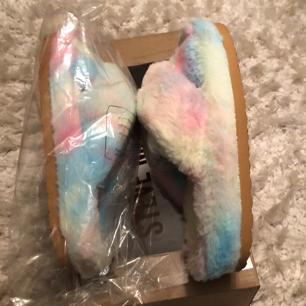 Steve Madden Pastel Faux Fur Sandals - Picture 5 of 6